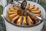 Apiculture - A la miellerie - Cadres remplis de miel rangés dans un extracteur à manivelle