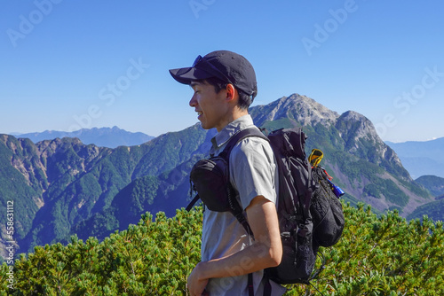 山に登る男性