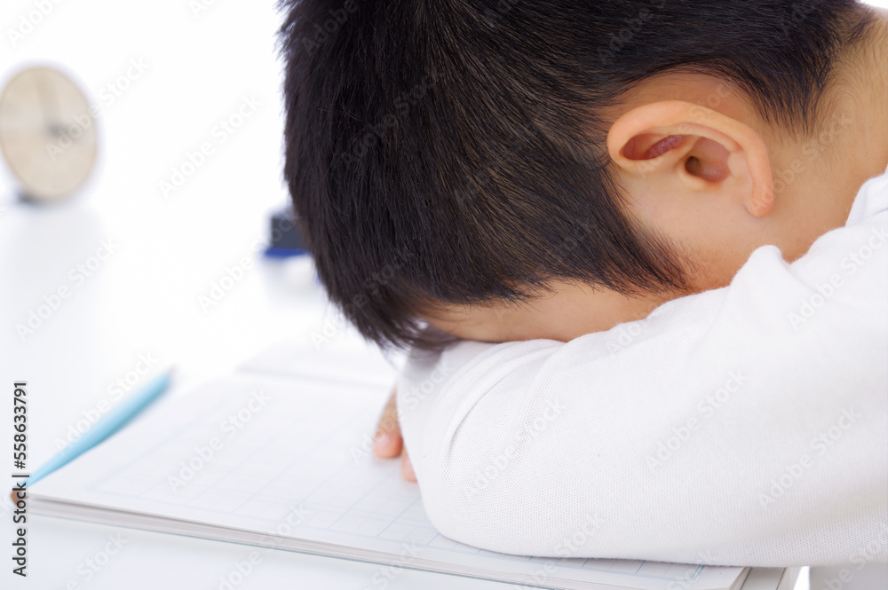 勉強が辛そうな男の子 勉強が辛そうな男の子