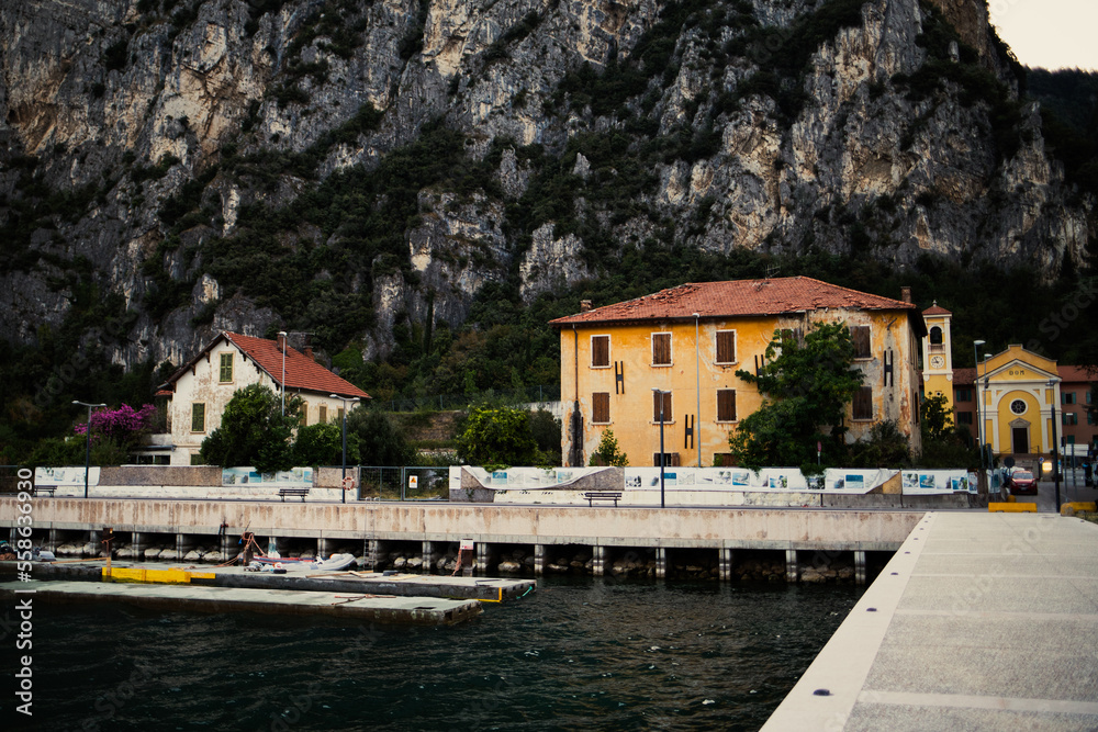 Obraz premium Krajobraz górski z pomostem, Jezioro Garda, Tremosine sul Garda