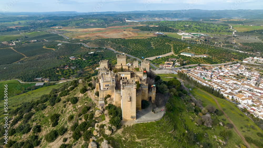 visión aérea del castillo del Almodóvar del río en la provincia de Córdoba, España