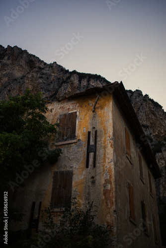 Tremosine sul Garda, Włochy, pejzaż górski z chatą