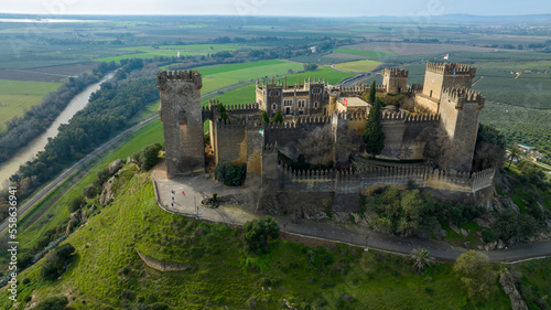 visión aérea del castillo del Almodóvar del río en la provincia de Córdoba, España