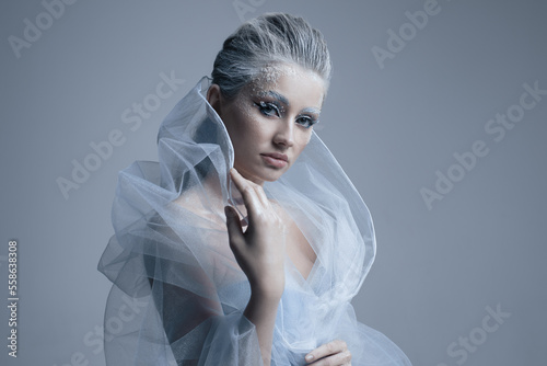 Foto close up portrait of a beautiful snow queen, fantasy winter make up