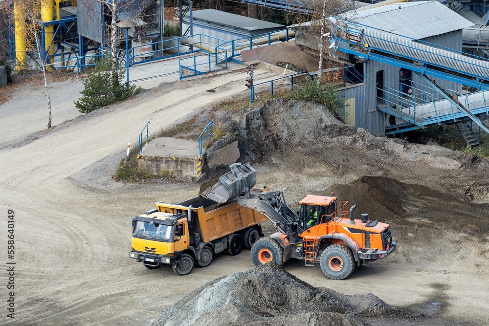 Extraction of gravel in a quarry and loading with a wheel loader. Extraction of gravel in a quarry and loading with a wheel loader.