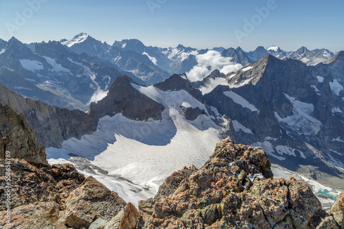 L'ascension du Râteau Ouest dans les massif des Écrins par couloir de la Girose en été photo