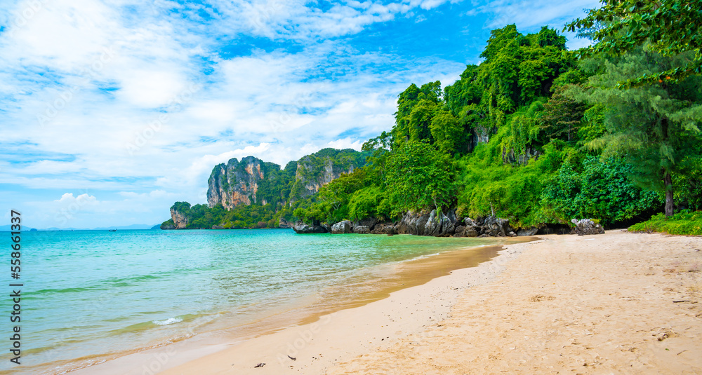 Obraz premium Long tail boats at Railay beach, Krabi, Thailand. Tropical paradise, turquoise water and white sand.