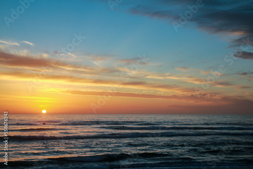 Fototapeta Naklejka Na Ścianę i Meble -  Beautiful sunset at the atlantic ocean in portugal close to lissabon. Wallpaper surf