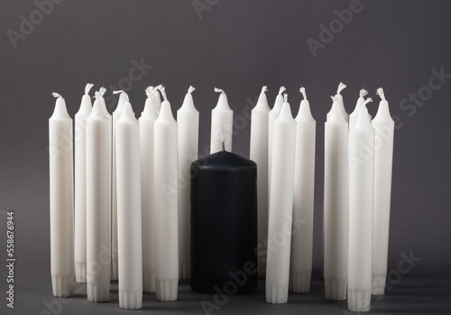 Φωτογραφία A group of white candles on a gray background