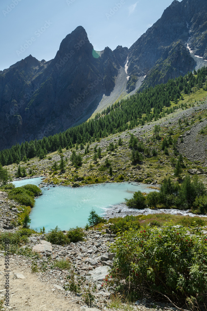 Glacier d'Arsine et le lac de la Douche en France en été