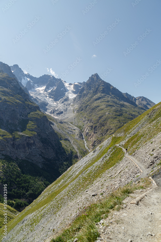 Glacier d'Arsine et le lac de la Douche en France en été