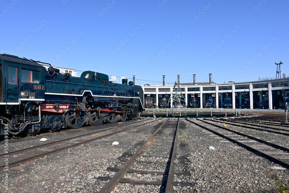 Fototapeta premium 迫力ある京都鉄道博物館の扇形車庫 転車台