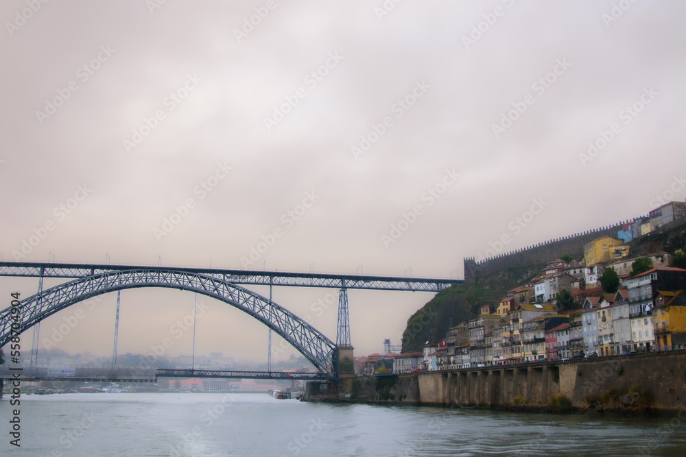 Naklejka premium Bridge that overlooks the beautiful Douro River in the heart of Portugal