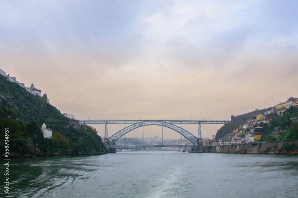 Naklejka premium Bridge that overlooks the beautiful Douro River in the heart of Portugal