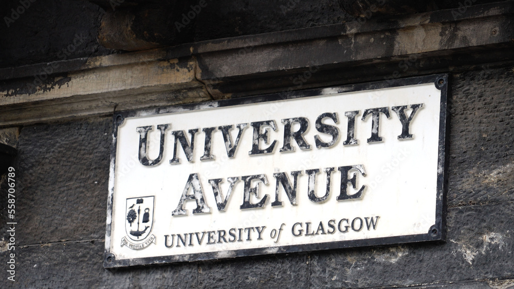 Obraz premium University Avenue in Glasgow street sign - travel photography