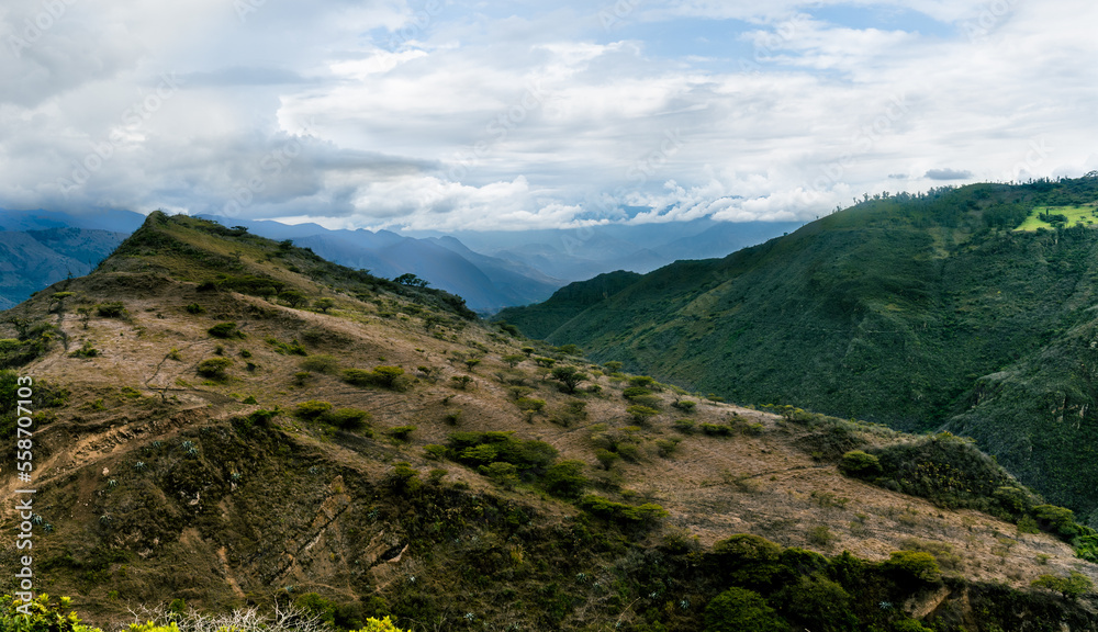 Cordillera andina desde Santa Isabel en la provincia del Azuay - Ecuador