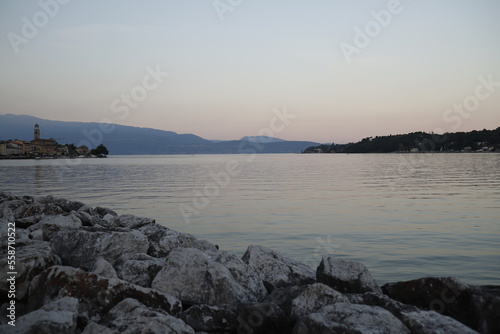 Jezioro Garda, Włochy, pejzaż wieczorny latem