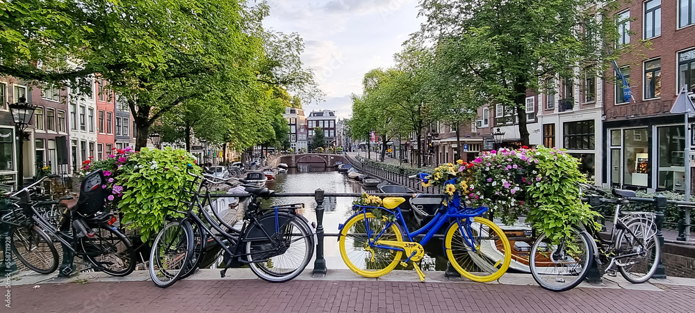 Bicicletas em Cima da Ponte em um Canal em Amsterdam Bicycles on Top of the Bridge on a Canal in Amsterdam Netherland