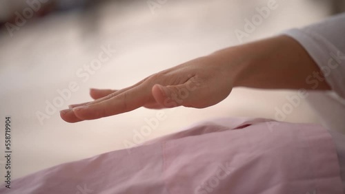 Primer plano de mano haciendo reiki photo