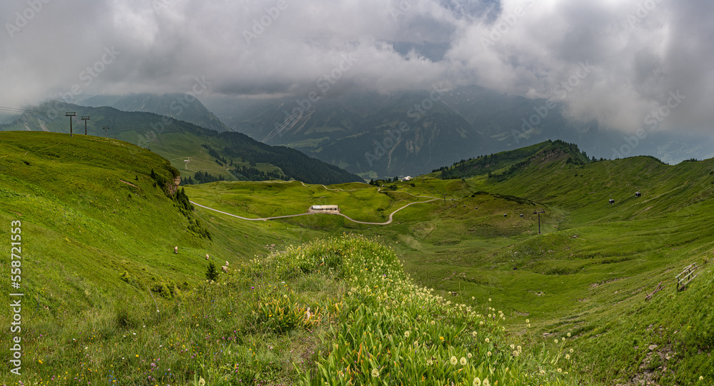 Panorama in den Alpen in Österreich mit Regenwolken