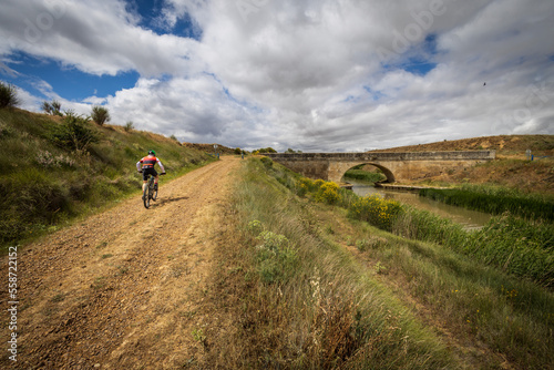 Making a bicycle route through the paths of the Canal de Castilla in Palencia