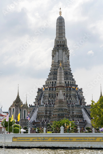 Wat Arun in Bangkok, Thailand © yobab