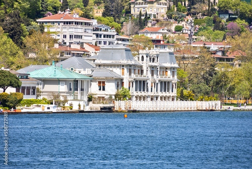 Canvas Print Vintage mansion at the shore of Bosphorus