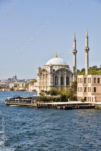 Small mosque at the Bosphorus shore, in Istanbul © marugod83