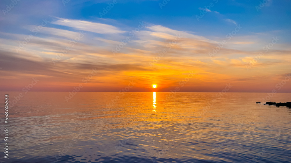 Naklejka premium Summer sea design template. Beautiful sunset on tropical beach and sunlight on horizon