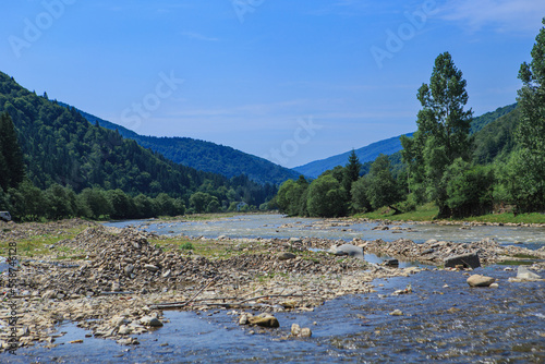 Foto The riverbed of a mountain river with rocky banks
