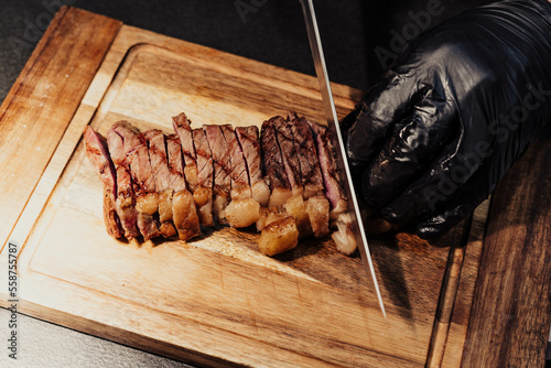 Excelentes cortes de carne argentina sobre tabla de madera