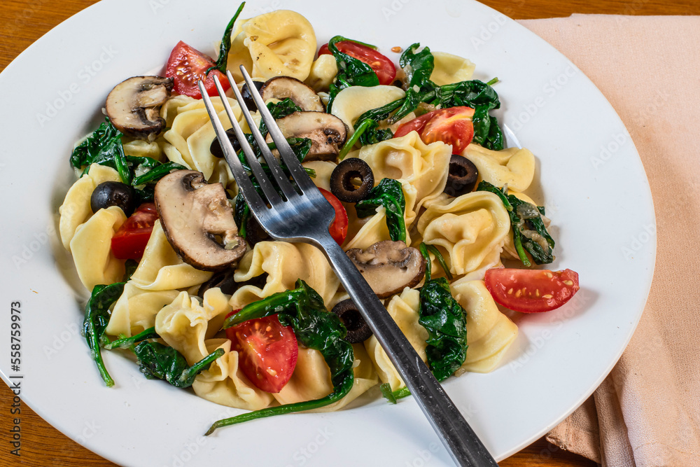 tortellini salad  with spinach tomatoes  and mushrooms,