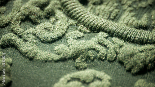 Motivos vegetales en bordado de hilo verde sobre tela verde