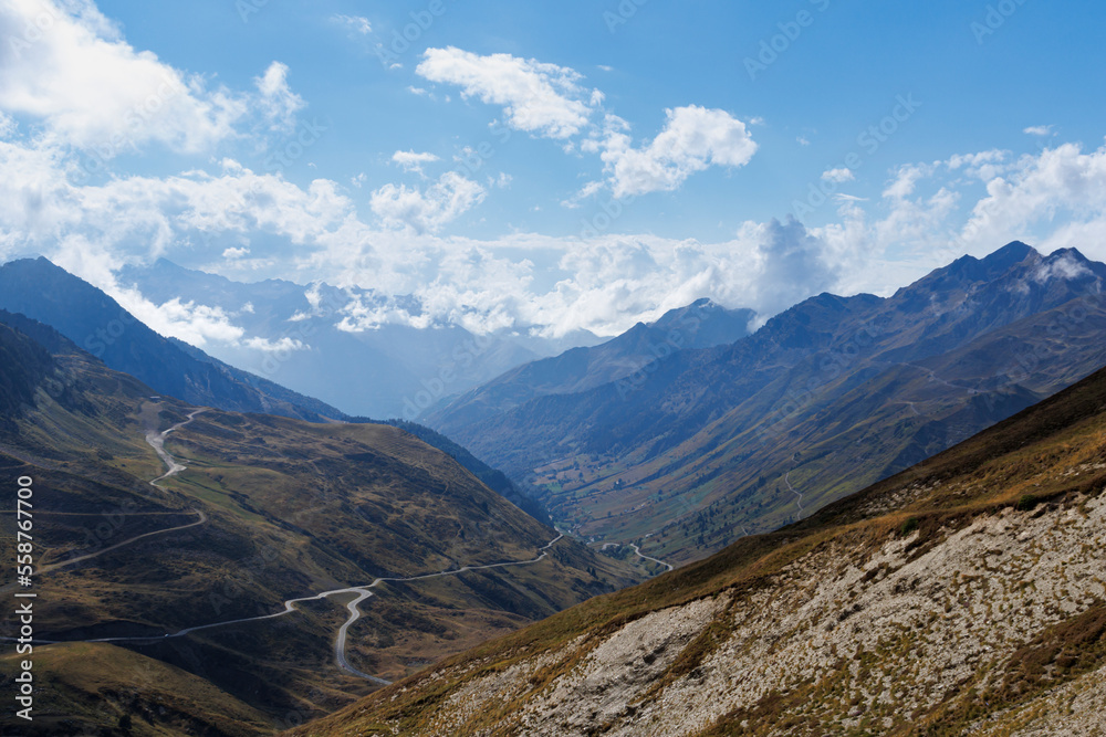 Panorama des Pyrénées en été au col du Tourmalet et route de montagne sinueuse