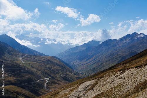 Panorama des Pyrénées en été au col du Tourmalet et route de montagne sinueuse
