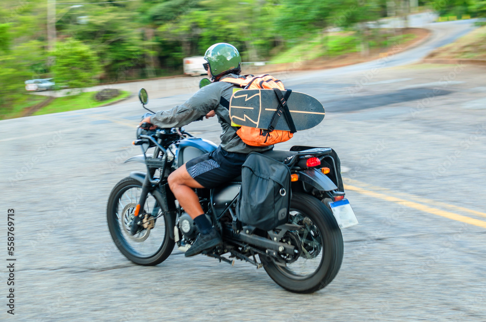 viajar sobre duas rodas com toda felicidade e vibração que a moto pode nos proporciar pelas estradas 