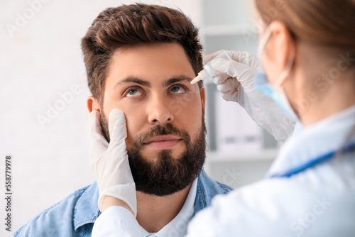 Ophthalmologist putting dro...