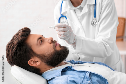 Ophthalmologist putting dro...