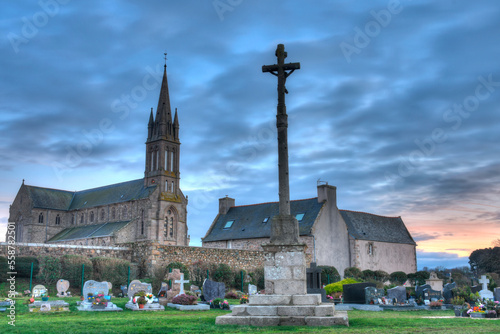 Calvaire et église de Plougrescant en Bretagne photo