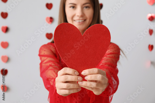 Young woman with paper hear...