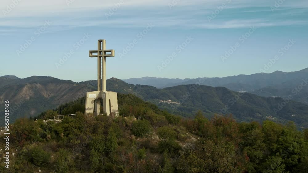 veduta di una croce in collina con drone veduta di una croce in collina con drone
