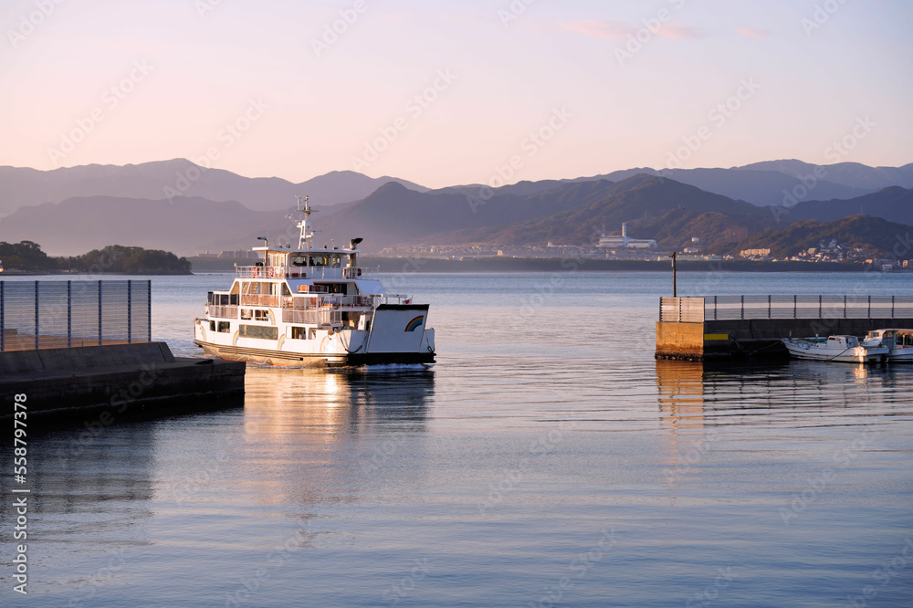 早朝の能古港に入港する福岡市営渡船「レインボーのこ」