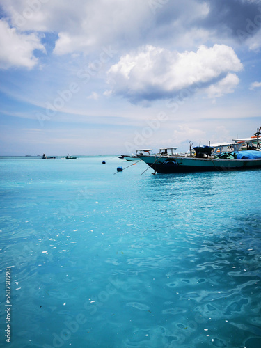 Boote im strahlend blauen und klaren Meer vor den Gili Inseln, Gili Trawangan, Indonesien © anko