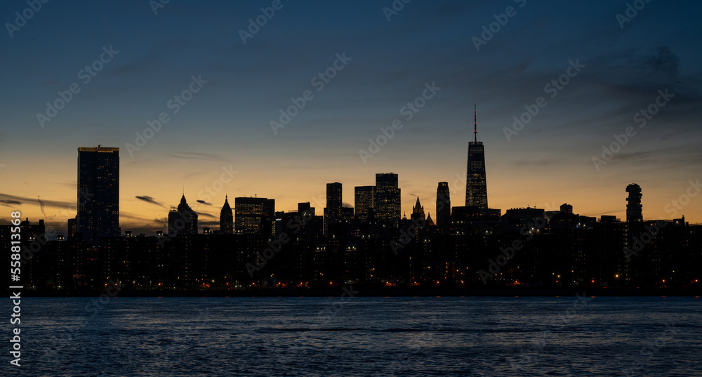 Obraz premium The skyline of Manhattan at dusk. New York City, landmark.