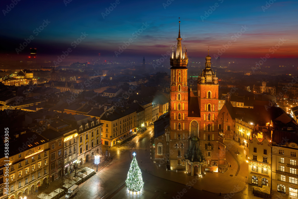Fototapeta premium Widok na Kościół Mariacki w Krakowie z drona o poranku