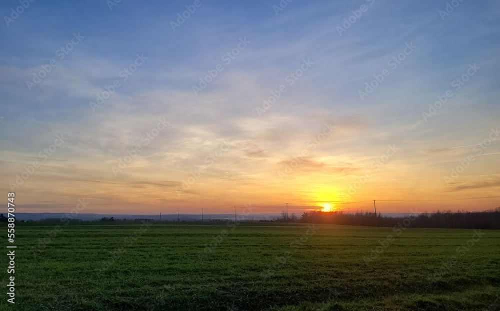 Zachód słońca  nad polami na Lubelszczyźnie.