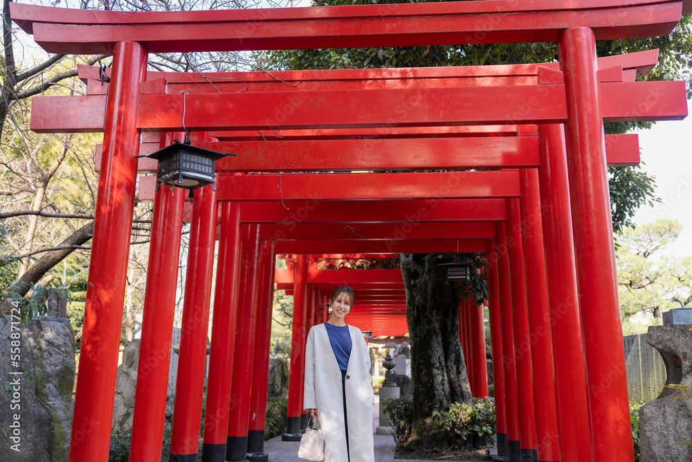 神社を参拝する女性 神社を参拝する女性