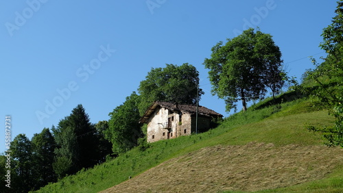 Altes Holzhaus am Berg in Italien