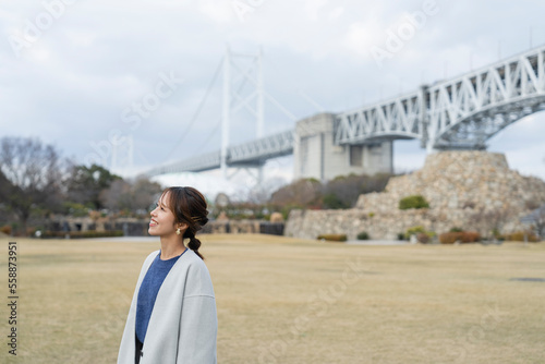 公園を散策する女性