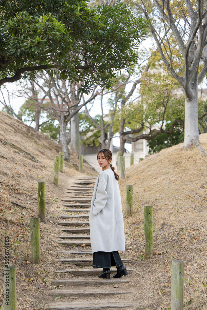 公園を散策する女性 公園を散策する女性